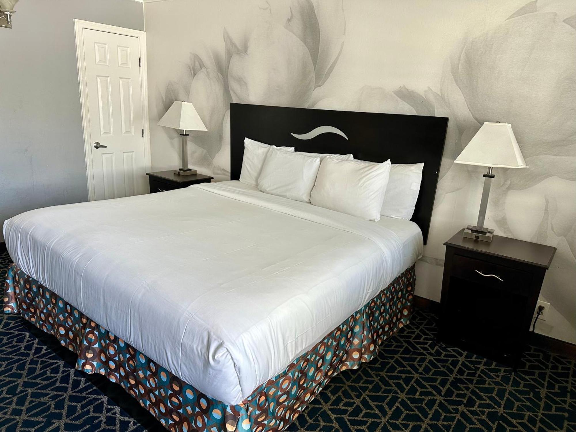 Dusk Hollywood Motel 3*