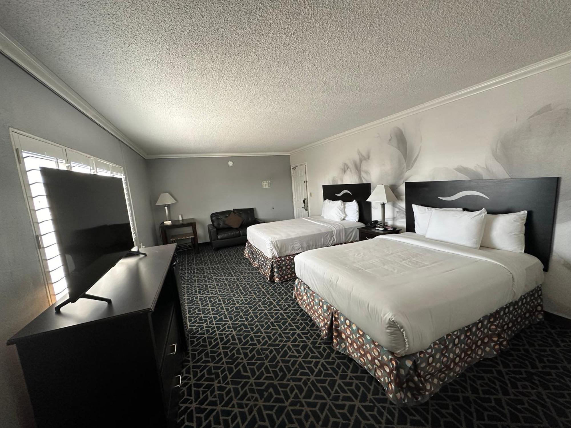 Dusk Hollywood 3*